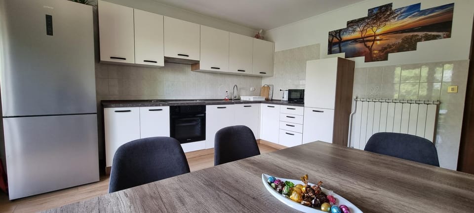 Kitchen or kitchenette, Food and drinks, Dining area, Food, oven