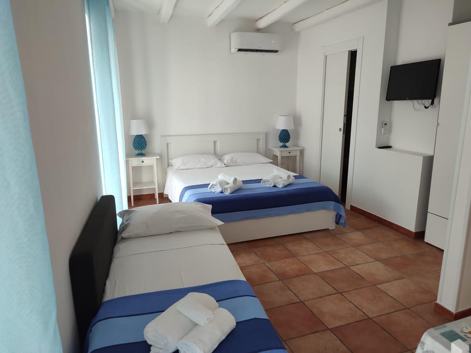 Bed, TV and multimedia, Kitchen or kitchenette