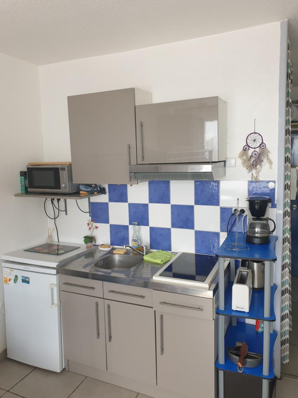 Kitchen or kitchenette, minibar, stove