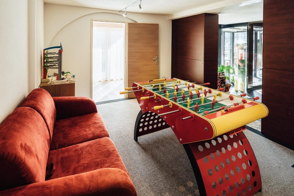 Game Room, Internal: Not applicable to any particular room