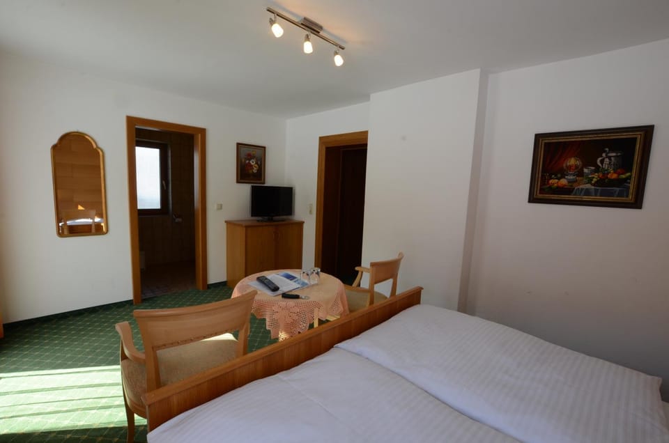 Bed, TV and multimedia, Photo of the whole room, Bedroom, hair dresser