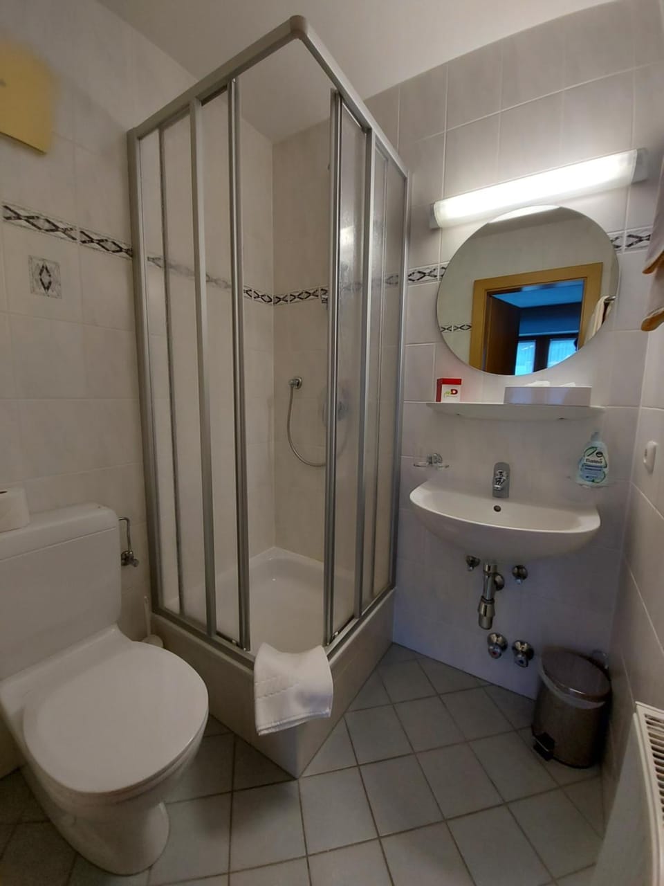 Shower, Toilet, Bathroom, towels