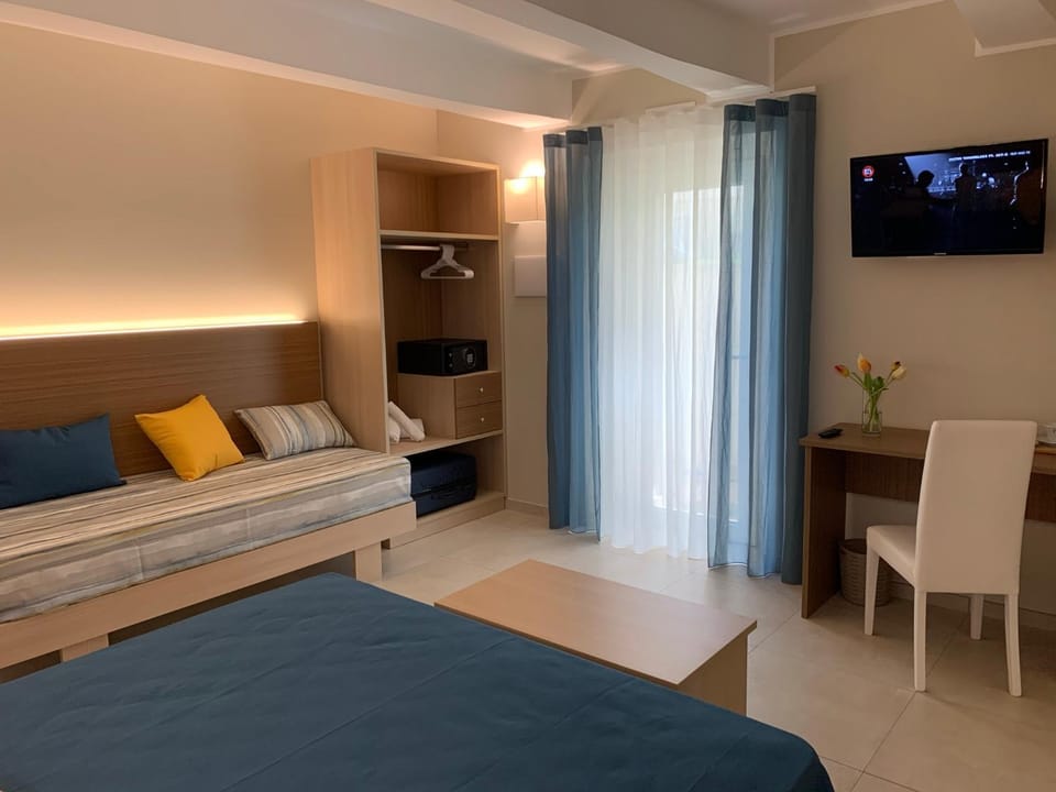 TV and multimedia, Photo of the whole room, Bedroom, wardrobe
