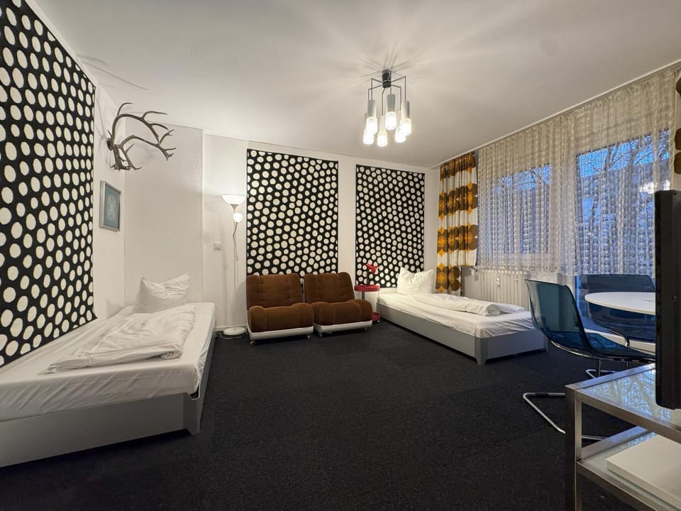 Bed, TV and multimedia, Balcony/Terrace, Living room, Seating area, internet