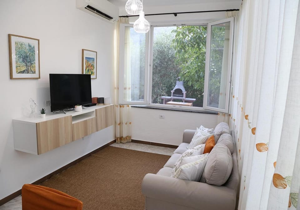 Communal lounge/ TV room, TV and multimedia, Seating area, Evening entertainment
