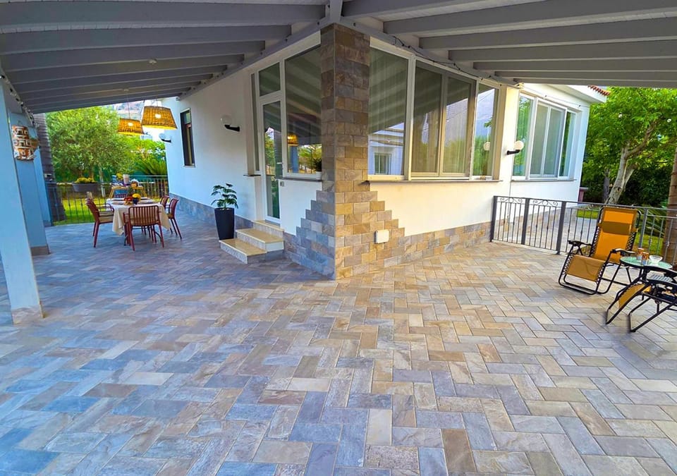 Property building, Patio, Balcony/Terrace