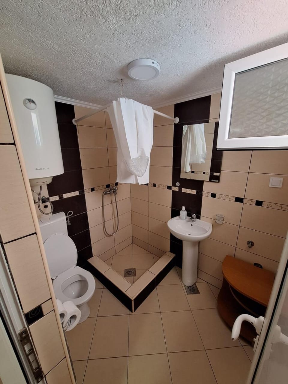 Shower, Toilet, Bathroom, towels