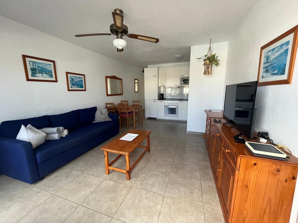 Coffee/tea facilities, Seating area, Dining area, fireplace, minibar, pet friendly, stove, towels, kitchen