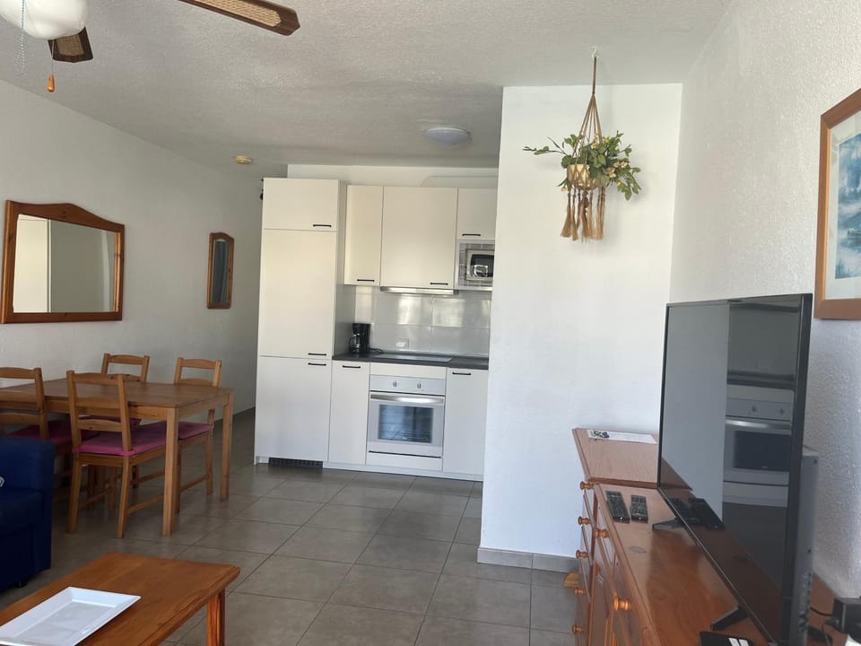Coffee/tea facilities, Dining area, fireplace, minibar, pet friendly, stove, kitchen