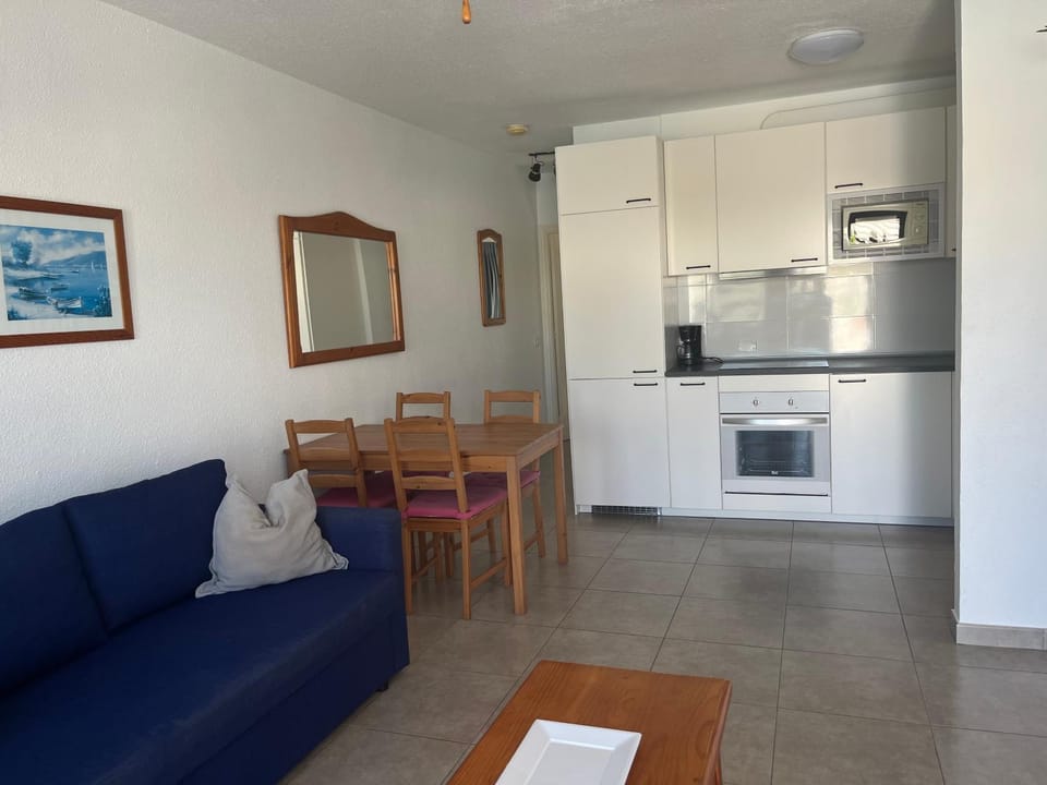 Coffee/tea facilities, Living room, Seating area, Dining area, minibar, pet friendly, stove, kitchen
