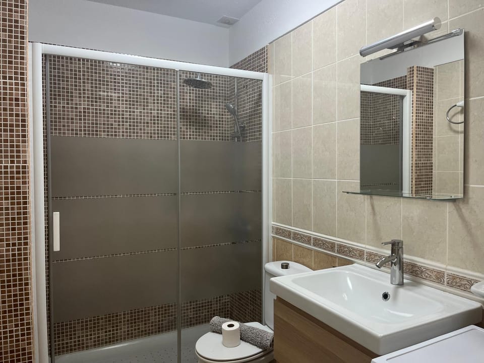 Shower, Toilet, Bathroom, heating, towels