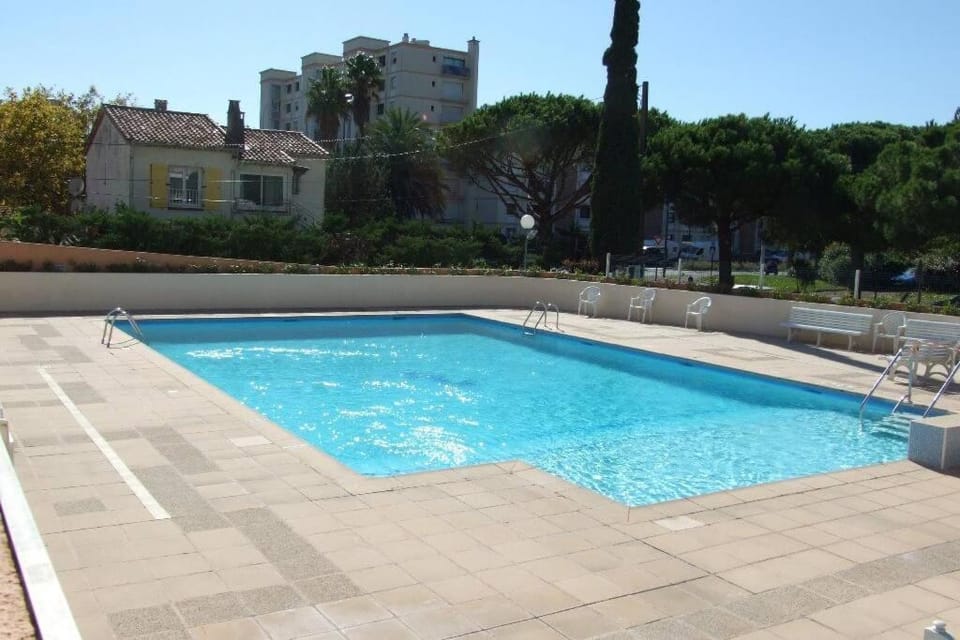 Swimming pool, sunbed