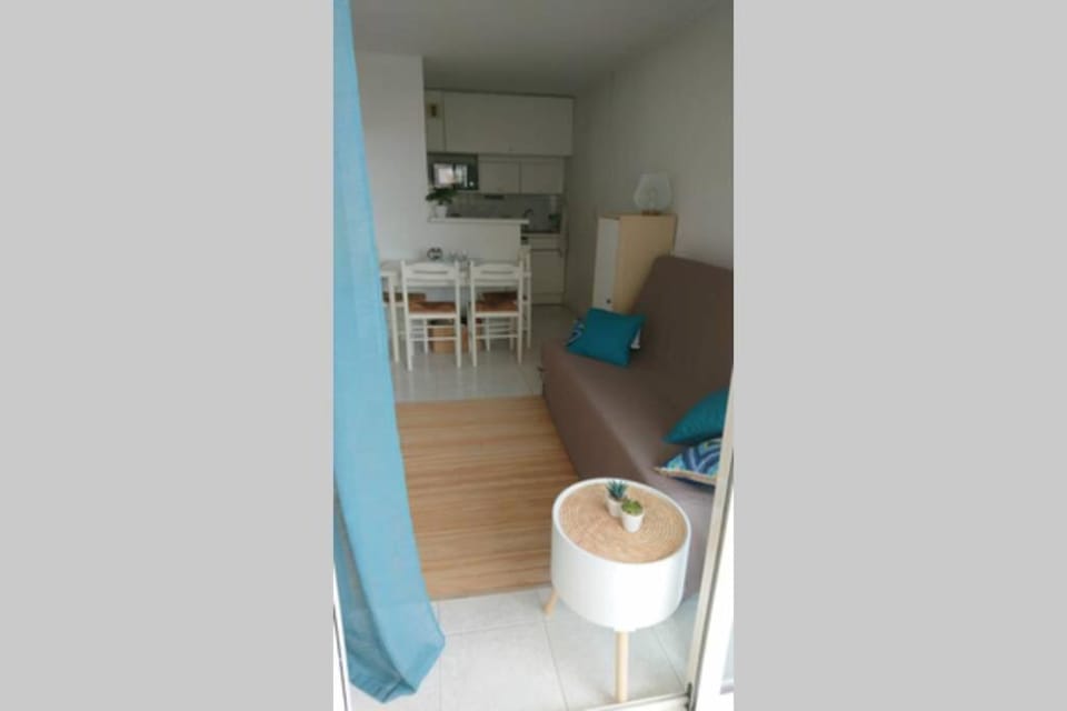 T2 climatisé à 5 minutes à pied de la plage avec parking, piscine et wifi Apartment in Fréjus