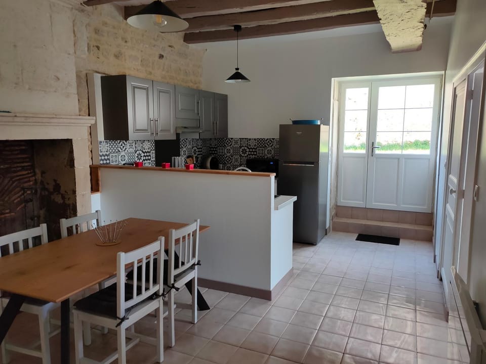 Kitchen or kitchenette, Dining area