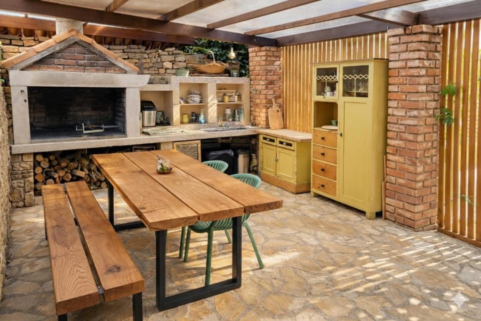 BBQ facilities, Kitchen or kitchenette, Dining area, minibar, oven, stove