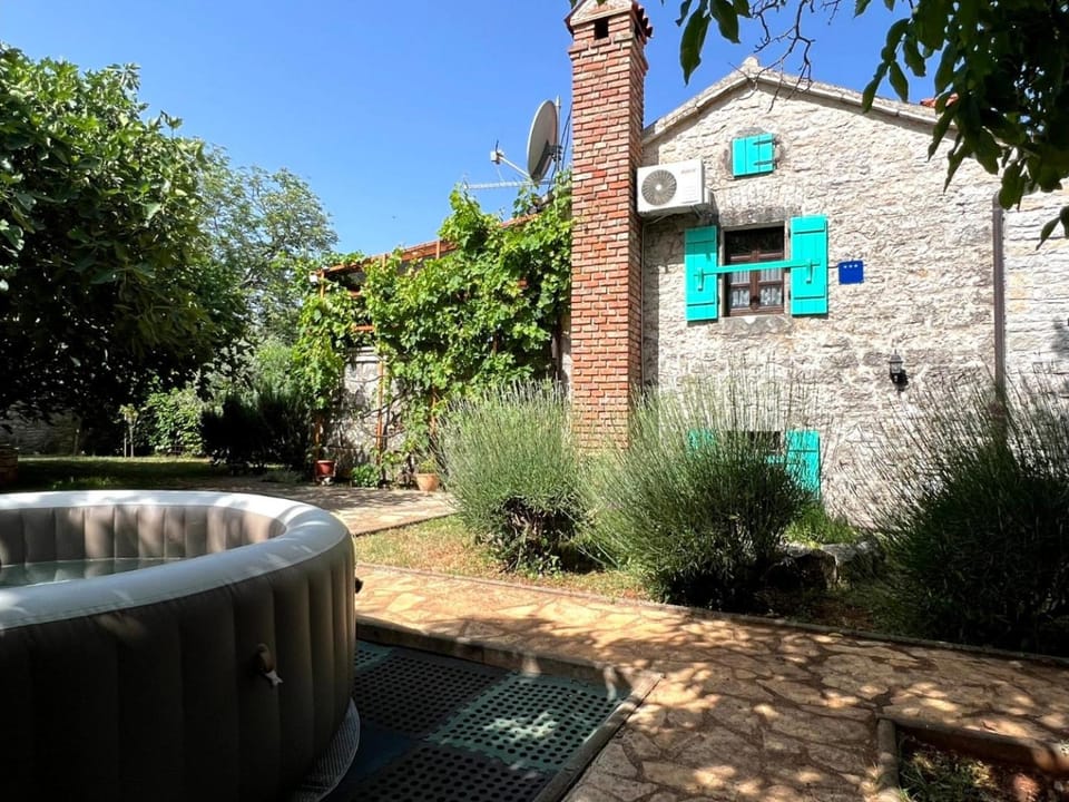 Property building, Day, Garden, Garden view