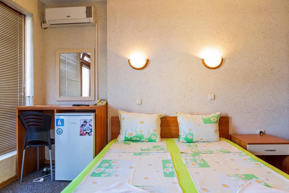 Bedroom, oven, air conditioner