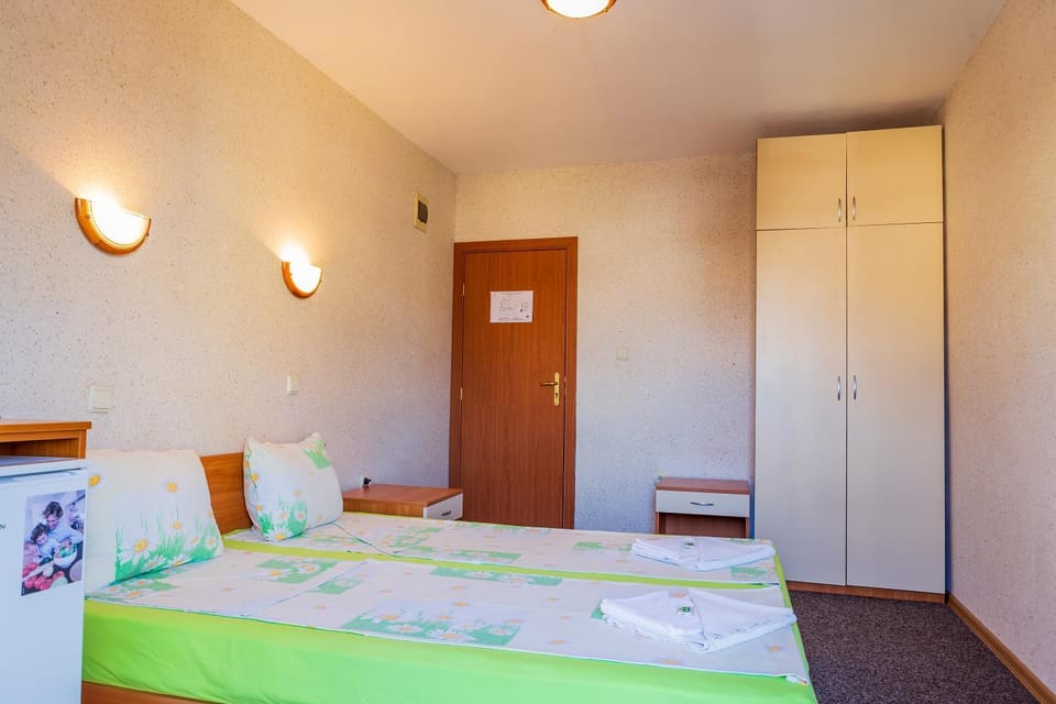 Bed, Photo of the whole room, Bedroom, wardrobe
