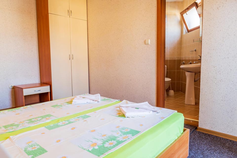 Bed, Bathroom