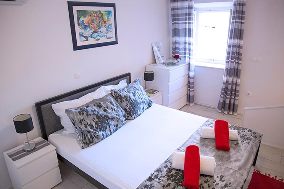 Bed, Bathroom, View (from property/room), Photo of the whole room, Bedroom, City view