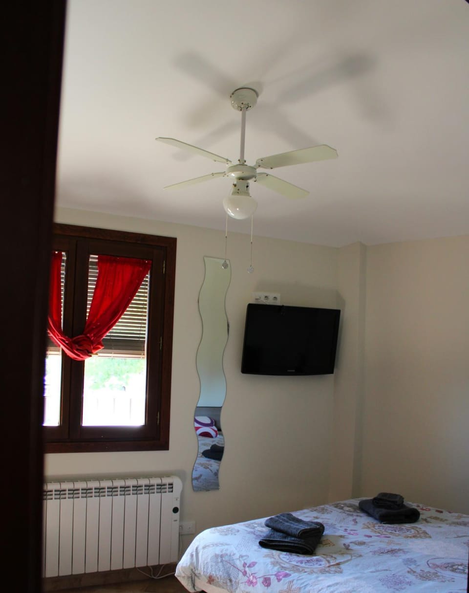 TV and multimedia, Photo of the whole room, fireplace
