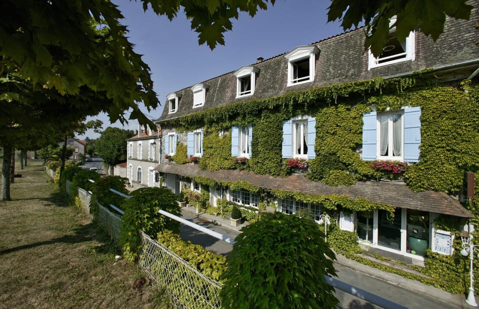Logis Hôtel Hostellerie Saint-Jacques Hotel in Nouvelle-Aquitaine