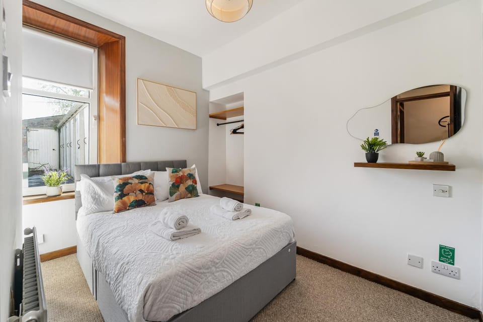 Bed, Photo of the whole room, Bedroom, towels