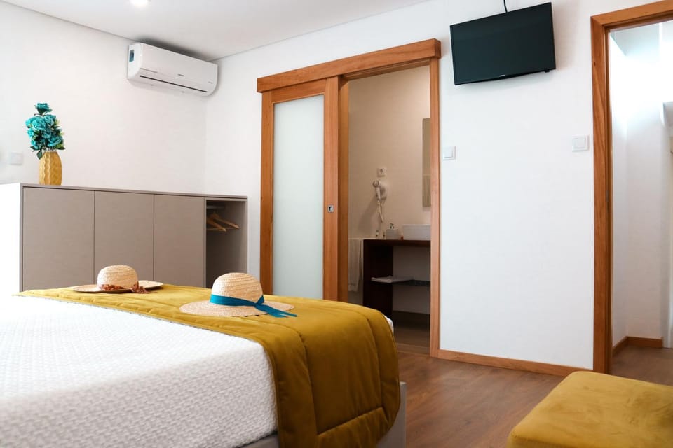 Bed, TV and multimedia, Photo of the whole room, Bedroom, air conditioner