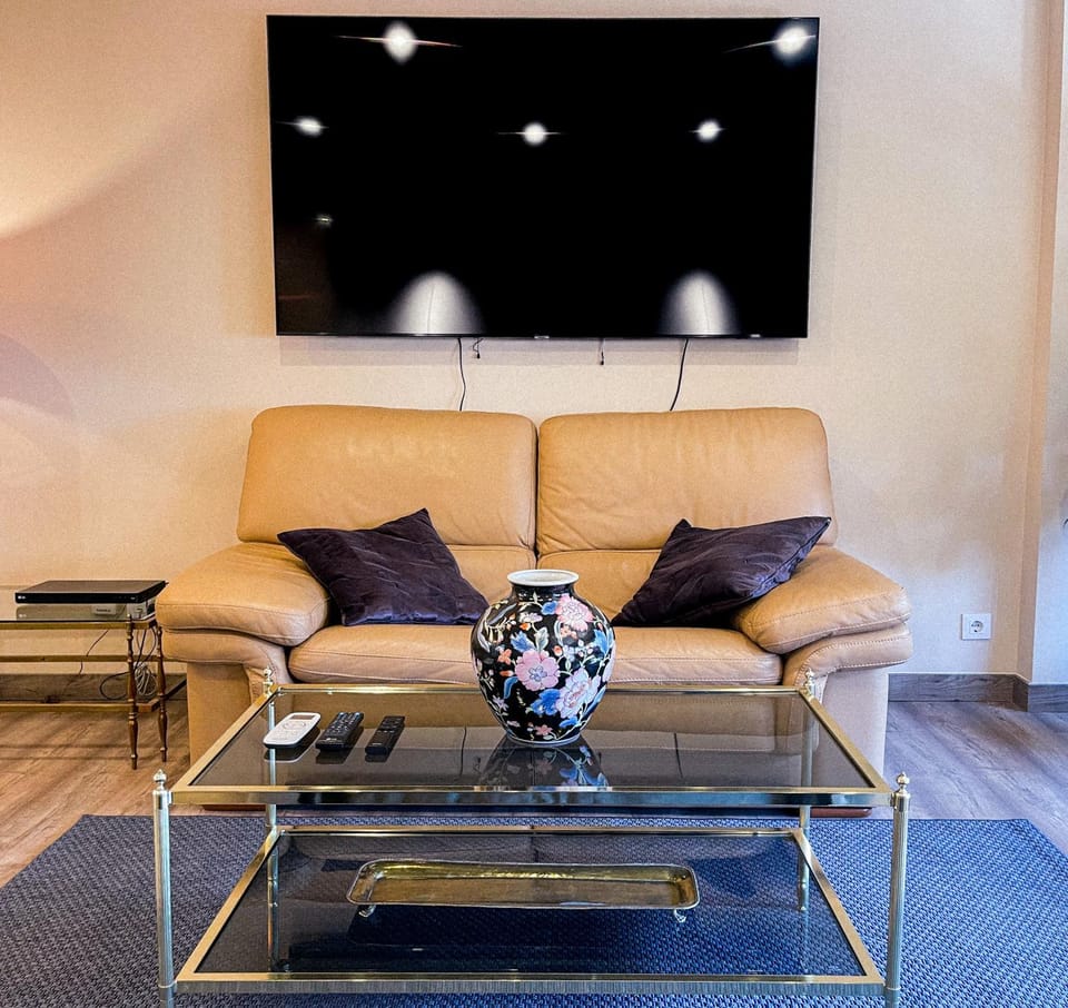 Communal lounge/ TV room, TV and multimedia, Living room