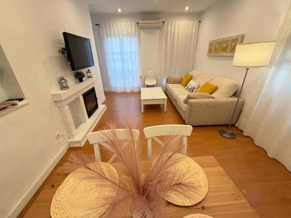 Communal lounge/ TV room, Lounge or bar, Dining area, air conditioner