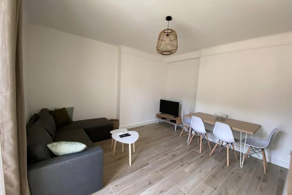 Ajaccio magnifique T2 neuf 40m2 avec balcon au Trottel 4 couchages wifi Clim parking plage à pieds 100m Apartment in Ajaccio