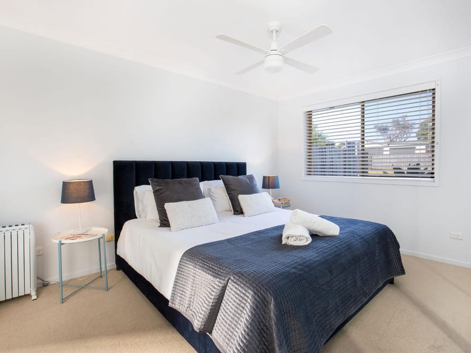 Meeseeks I Pet Friendly I 2 Mins Walk to Beach House in Culburra Beach