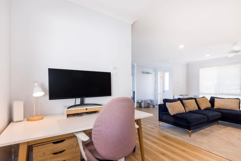 Meeseeks I Pet Friendly I 2 Mins Walk to Beach House in Culburra Beach