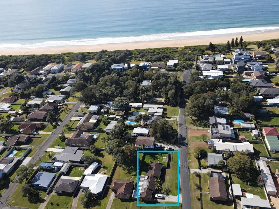 Meeseeks I Pet Friendly I 2 Mins Walk to Beach House in Culburra Beach