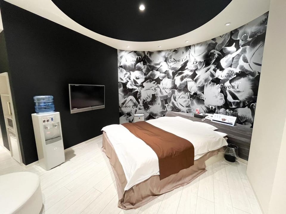 Bed, TV and multimedia, Bedroom