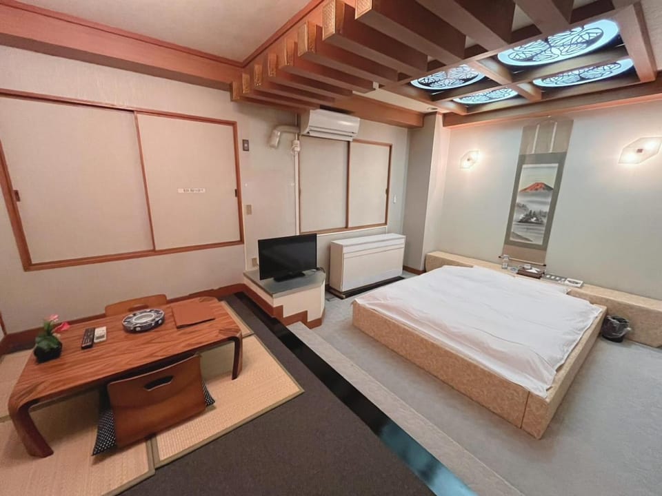 Bed, TV and multimedia, Photo of the whole room, Bedroom