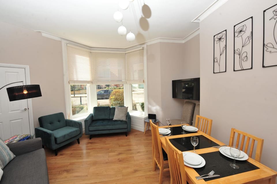 Strawberry One - 3 en-suite bedrooms, Private Parking - Harrogate Holiday Apartments Apartment in Harrogate