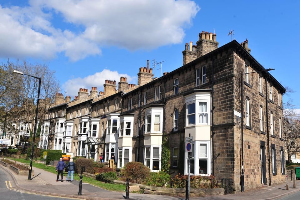 Strawberry One - 3 En-suite Bedrooms - Parking - Harrogate Holiday Apartments Apartment in Harrogate