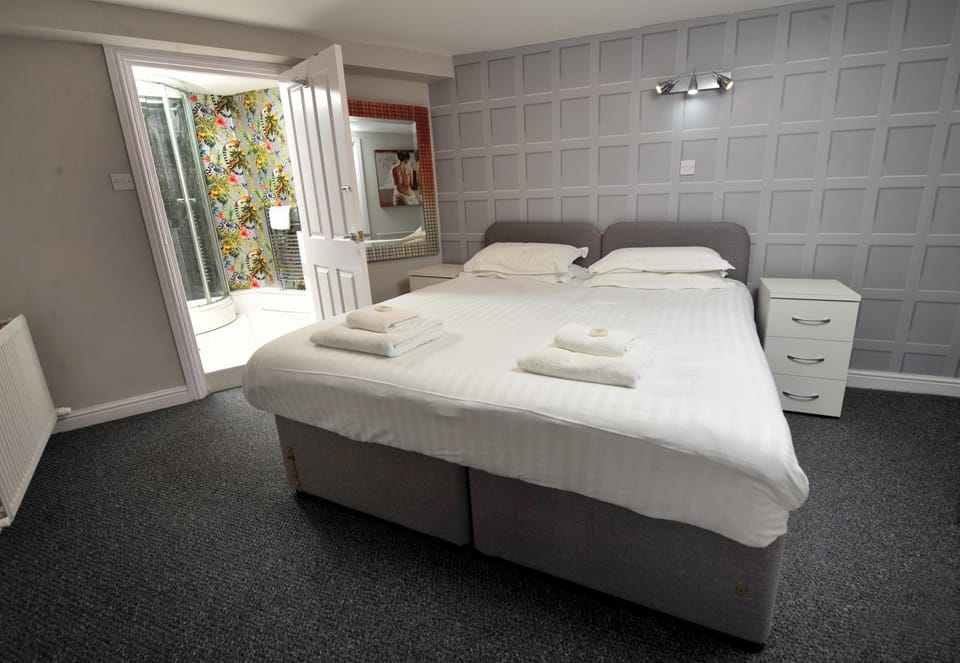 Strawberry One - 3 en-suite bedrooms, Private Parking - Harrogate Holiday Apartments Apartment in Harrogate
