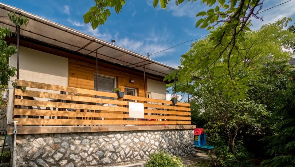 Property building, Facade/entrance, Garden