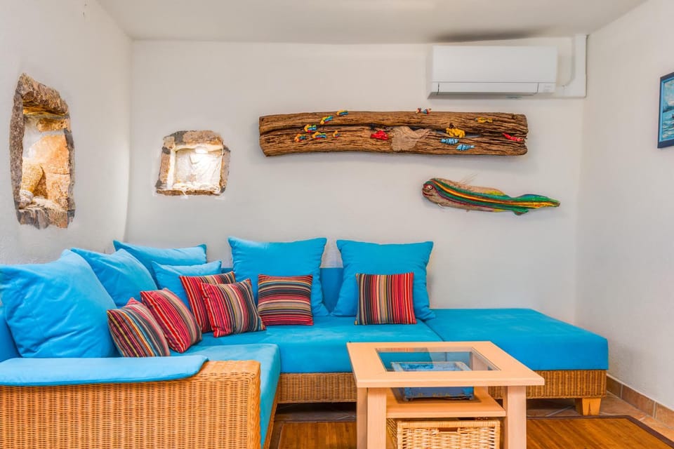 Living room, Seating area, air conditioner