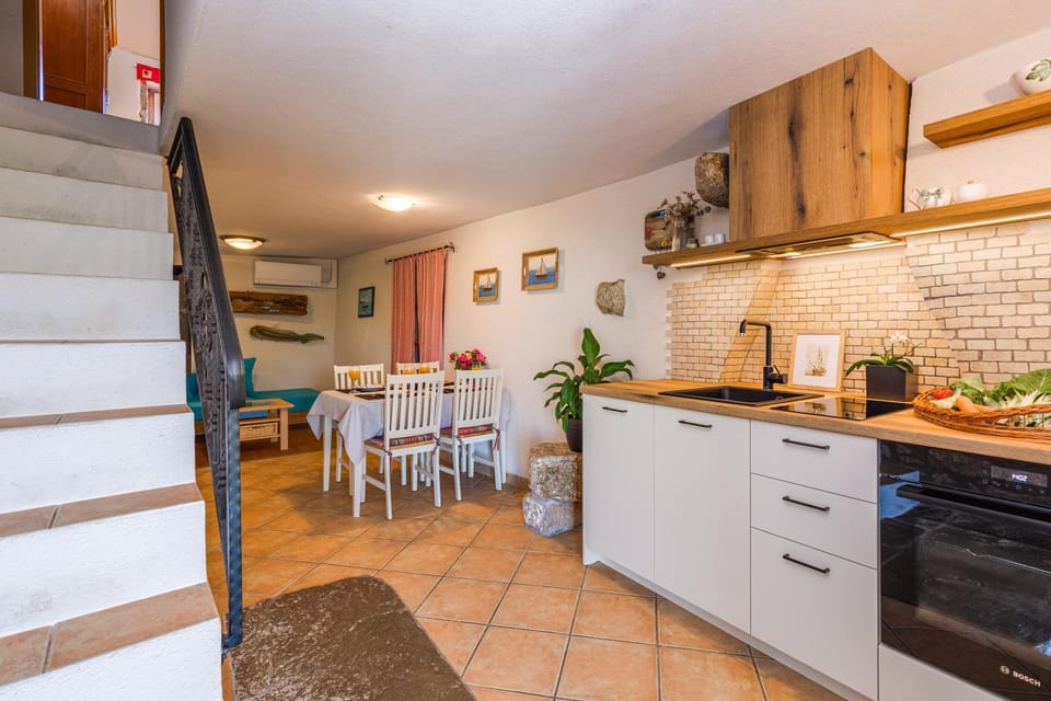 Kitchen or kitchenette, Dining area, dishwasher