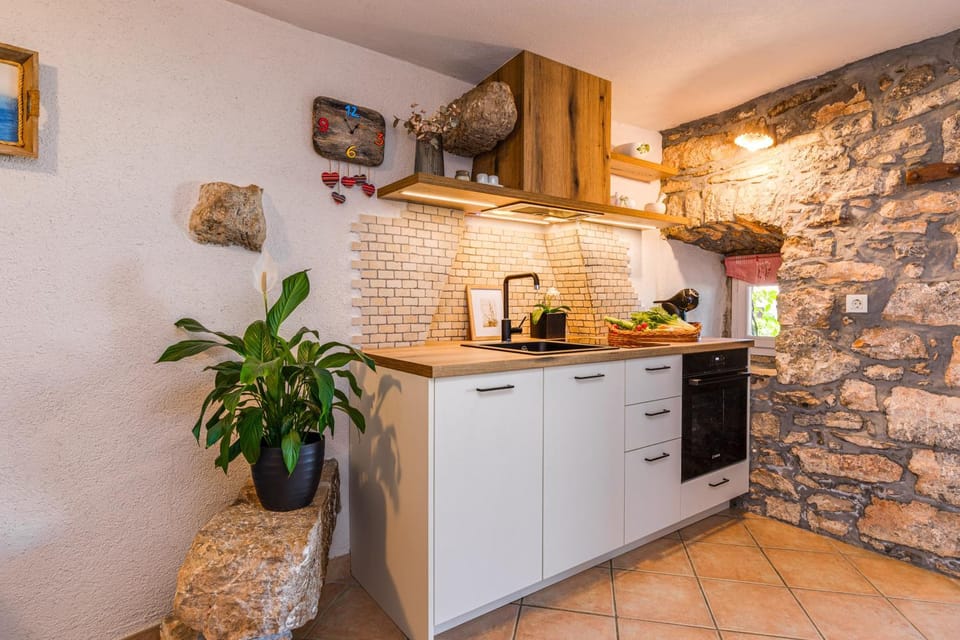 Kitchen or kitchenette, oven, stove