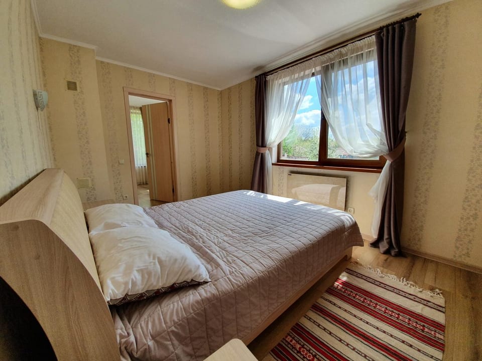 Photo of the whole room, Bedroom, Garden view