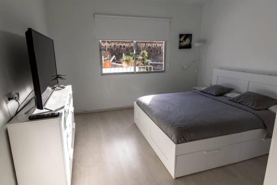 Bed, TV and multimedia, Photo of the whole room, Bedroom