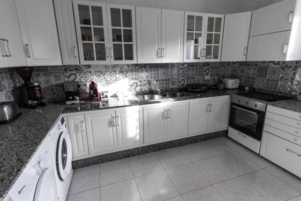 Coffee/tea facilities, Kitchen or kitchenette, oven, stove, toaster