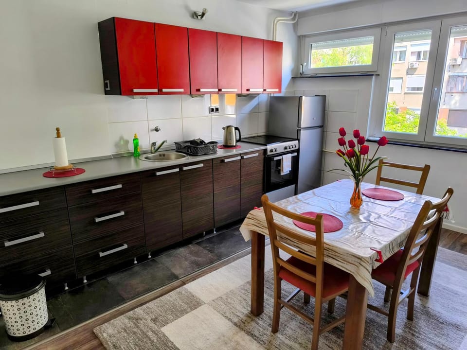 Kitchen or kitchenette, Seating area, Dining area