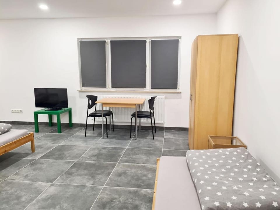 Bed, TV and multimedia, Photo of the whole room, Seating area, Bedroom, wardrobe