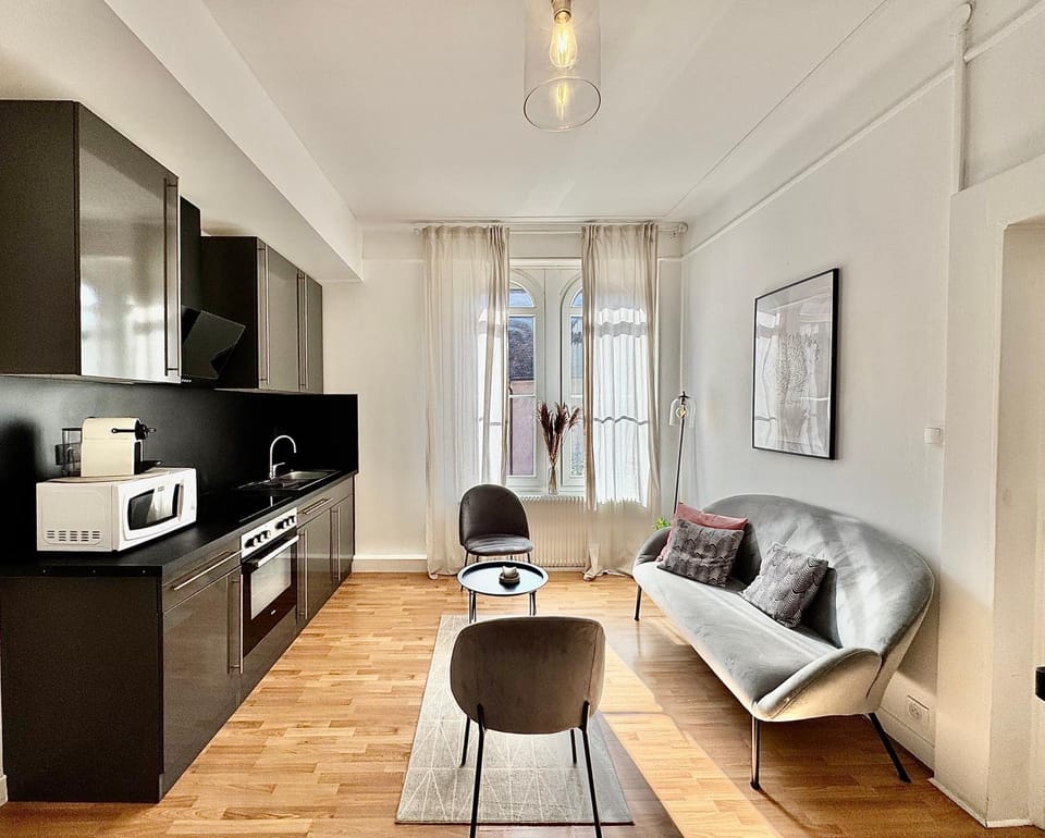 Coffee/tea facilities, Kitchen or kitchenette, Living room, oven, toaster