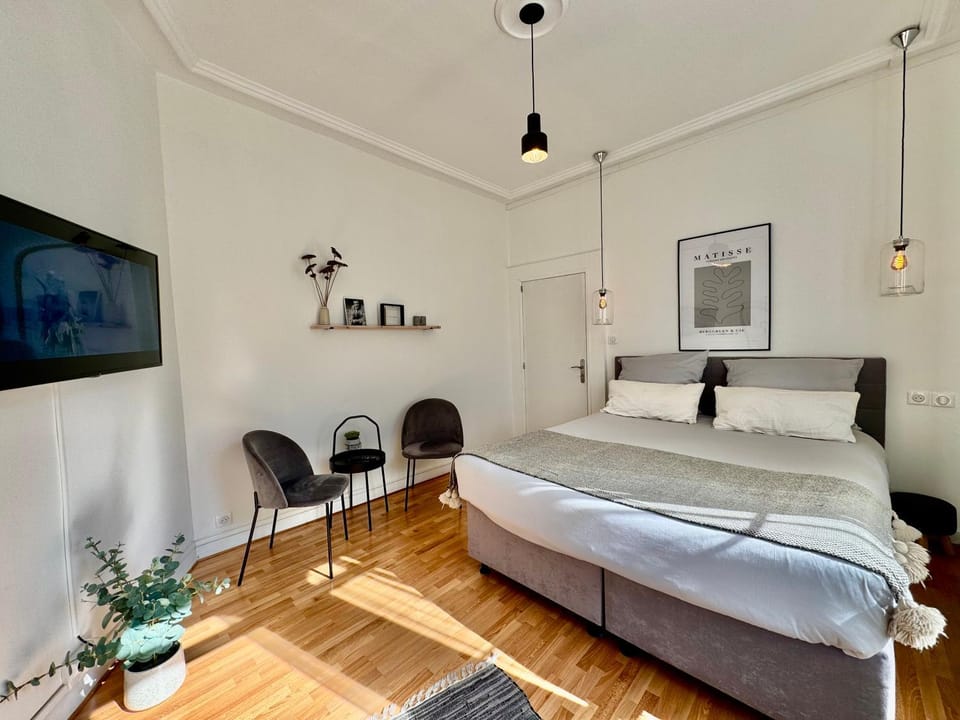 Bed, TV and multimedia, Photo of the whole room, Bedroom